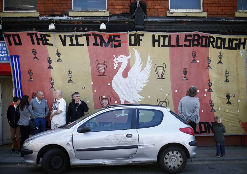 La bandiera dedicata alle vittime di Hillsborough. Action Images